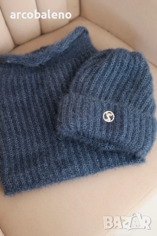 Дамски комплект шапка и зимен пухкав шал с декоративна емблема, 11цвята , снимка 4 - Шапки - 52422201