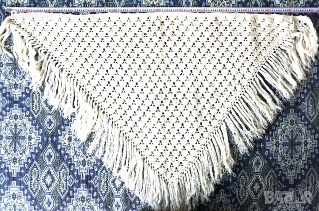 Ръчно плетени шалове-триъгълни, с ресни, бели, снимка 5 - Шалове - 42833741