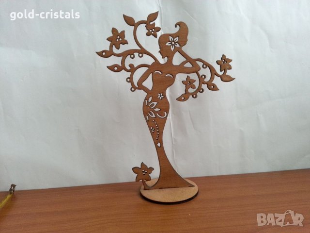 Дървена поставка за бижута 