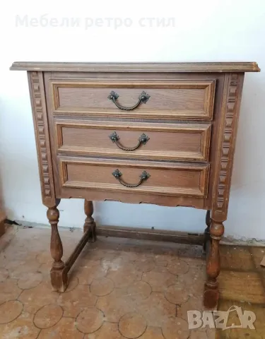 Красиво старинно нощно шкафче с три чекмеджета с дръжки в тъмно кафяво. , снимка 3 - Антикварни и старинни предмети - 48975225