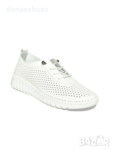 Дамски спортни обувки от естествена кожа в бяло с перфорация 