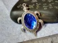 СИМПАТИЧЕН СРЕБРИСТ ФОГУРАЛЕН АРТ МЕДАЛЬОН КОСТЕНУРКА с ФАСЕТИРАН СИН КРИСТАЛ 48834, снимка 7