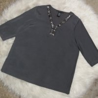 Сива блуза с остро деколте и нашити камъчета около него, снимка 1 - Тениски - 40349891
