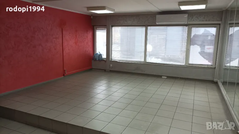 даваме под наем-помещение в Пловдив-ул.Иван Вазов.за магазин, снимка 1