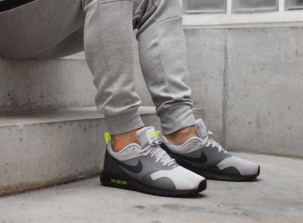 nike tavas neon