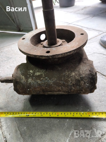 Продавам мощен индустриален редуктор (ЗММ „Модул“ - гр. Бяла), снимка 2 - Електродвигатели - 53974404