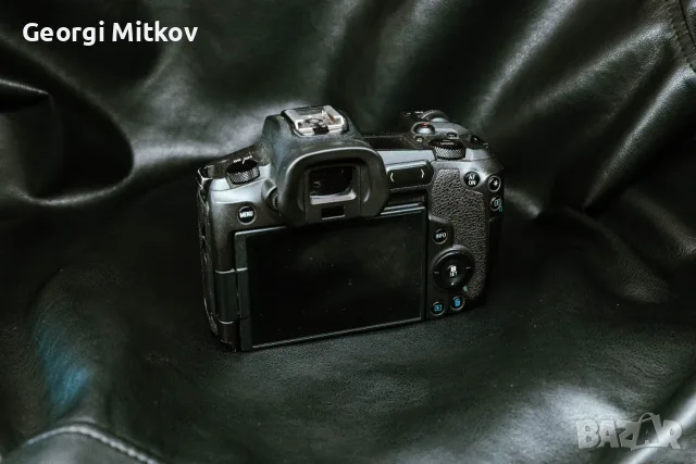 Фотоапарат Canon EOS R с 2 батерии + зарядно, снимка 2 - Фотоапарати - 56326903