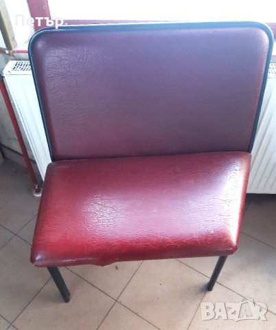 Малко кожено канапе от тръбна мебел