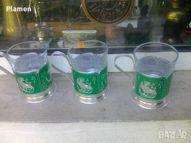 Три чаши с подстаканчици