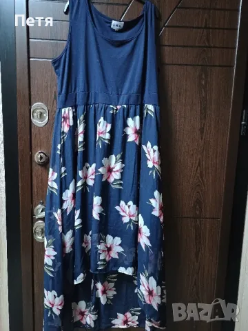тъмно синя рокля на цветя 