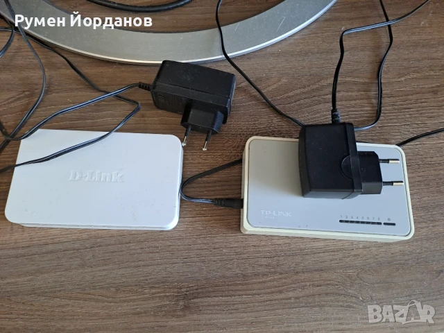 Продавам два 8 портови суича.
