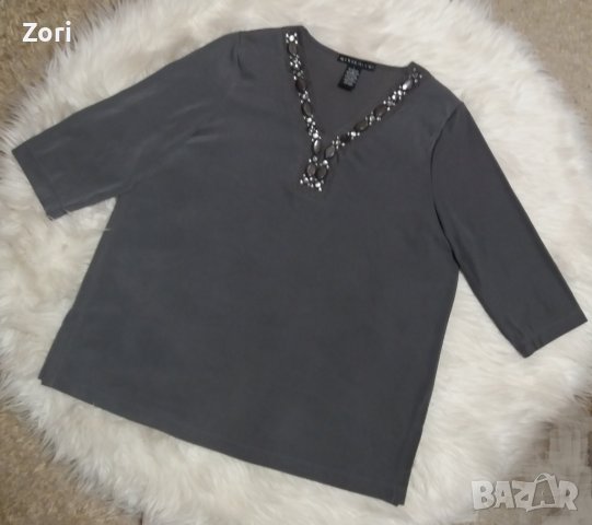 Сива блуза с остро деколте и нашити камъчета около него, снимка 1 - Тениски - 40349891