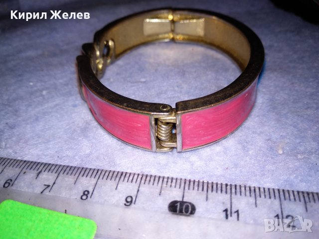 ШАРМАНТНА ЗЛАТИСТА МАРКОВА ФЕШЪН МОДЕЛ БРОНЗОВА ГРИВНА с РОЗОВ ЕМАЙЛ-ЛАК 37953, снимка 7 - Гривни - 40814197