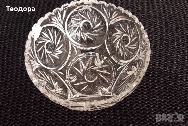 Кристална купа на три крачета, снимка 4 - Аксесоари за кухня - 47291762