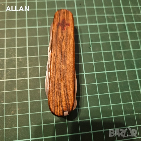 Продавам джобен сгъваем нож Victorinox Tinker/ Викторинокс с дървени чирени, снимка 5 - Ножове - 53442840