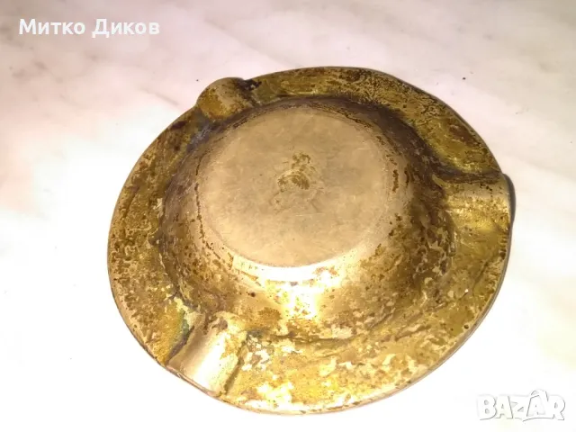 Бронзов пепелник винтидж орнаментиран фи 90мм и Н-14мм около 300 грама, снимка 4 - Колекции - 49796301