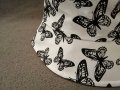 Момичешка бяла шапка идиотка с черни пеперуди, снимка 2