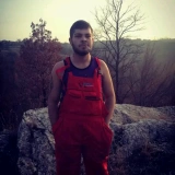 Търся  постоянна работа в чужбина в складове като общ работник също товарене и разтоварване 